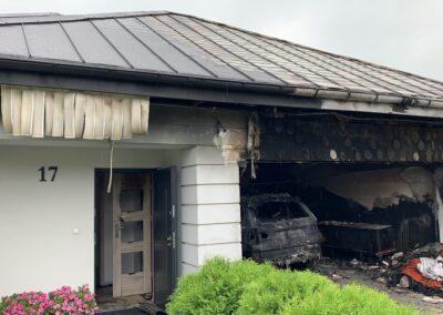 Spalony dom z zewnątrz